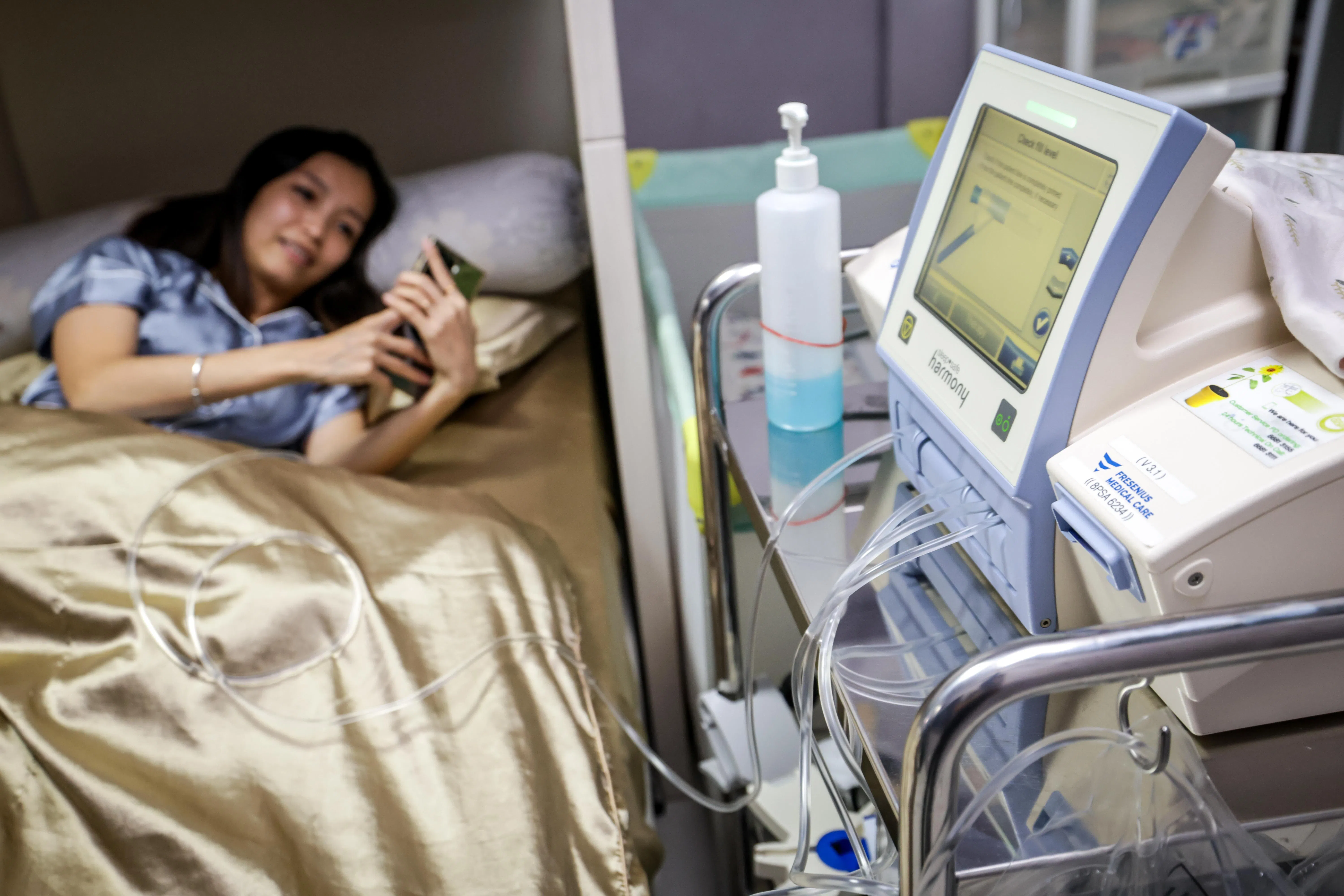 许珍菳每晚在家里，利用8至10个小时的睡眠时间进行腹膜透析洗肾。（叶振忠摄）