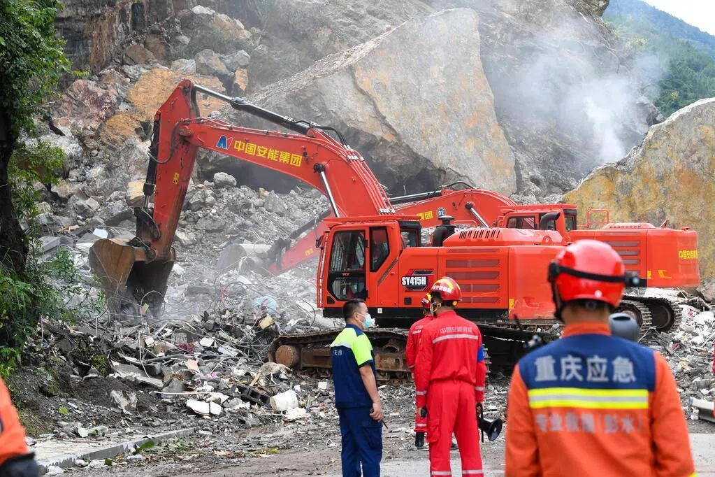 重庆彭水山体崩塌现场巨石首爆成功 进入深度救援
