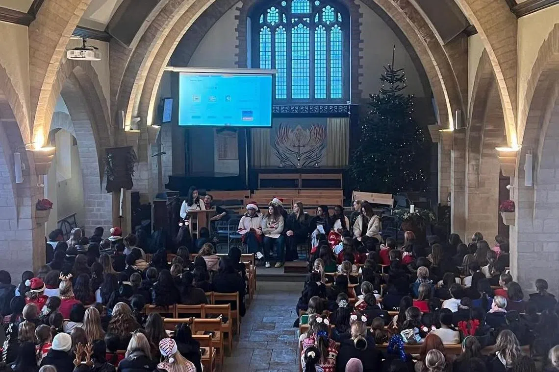 尤思颖在英国的学校举行讲座，招募英国当地志愿者。（受访者提供）
