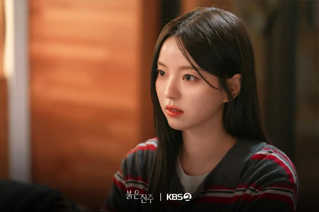 南尚智在《红色珍珠》饰演失去父亲后，展开复仇计划的白珍珠。（取自KBS脸书）