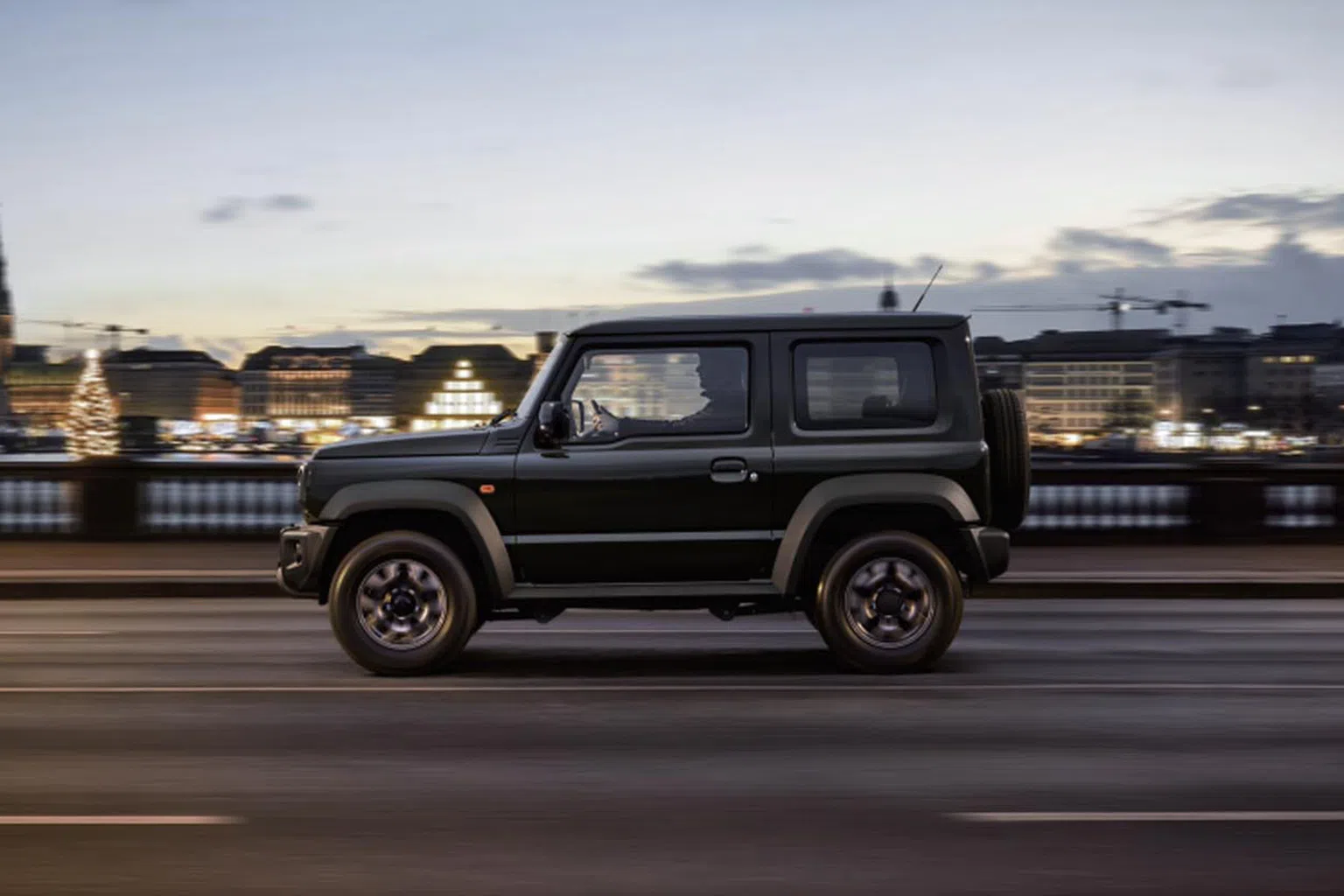 铃木Jimny的座舱设计简洁明快，并提供可靠的安全承诺。（图/Suzuki提供）