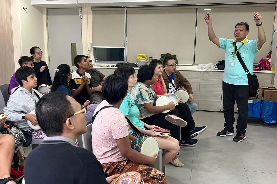 樊晓峰（图右）不仅随乐队四处表演，去年起也担任导师，为残障人士和特需人士教授音乐。（受访者提供）