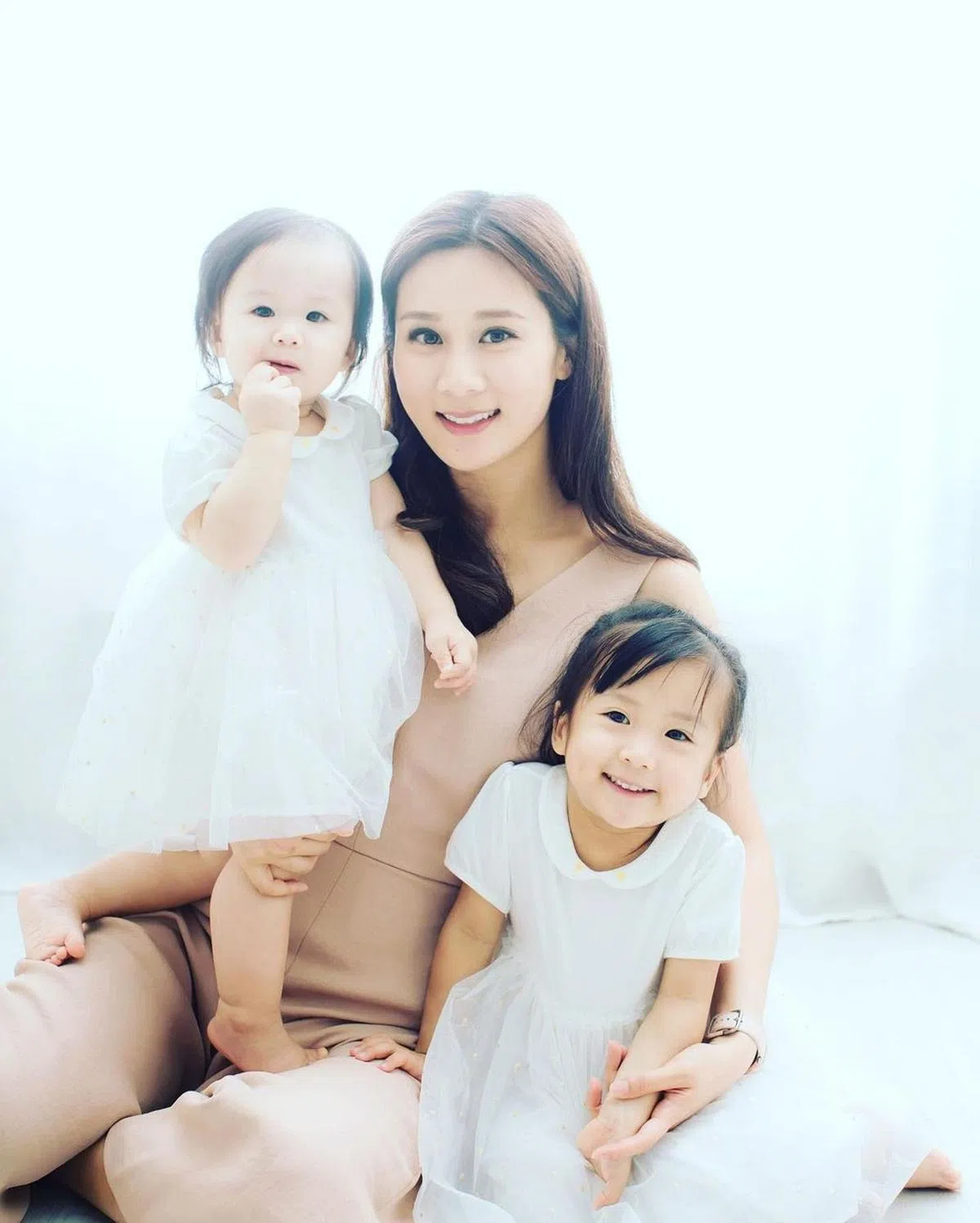 张宝儿终于撇掉“猪扒”丑名，还多了两个可爱的宝贝女儿。（IG）
