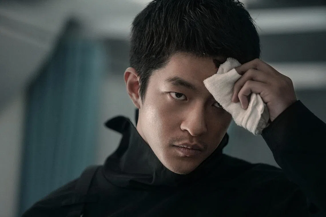 屈楚萧在片中饰演冷血劫机分子，和刘德华有不少对打戏。