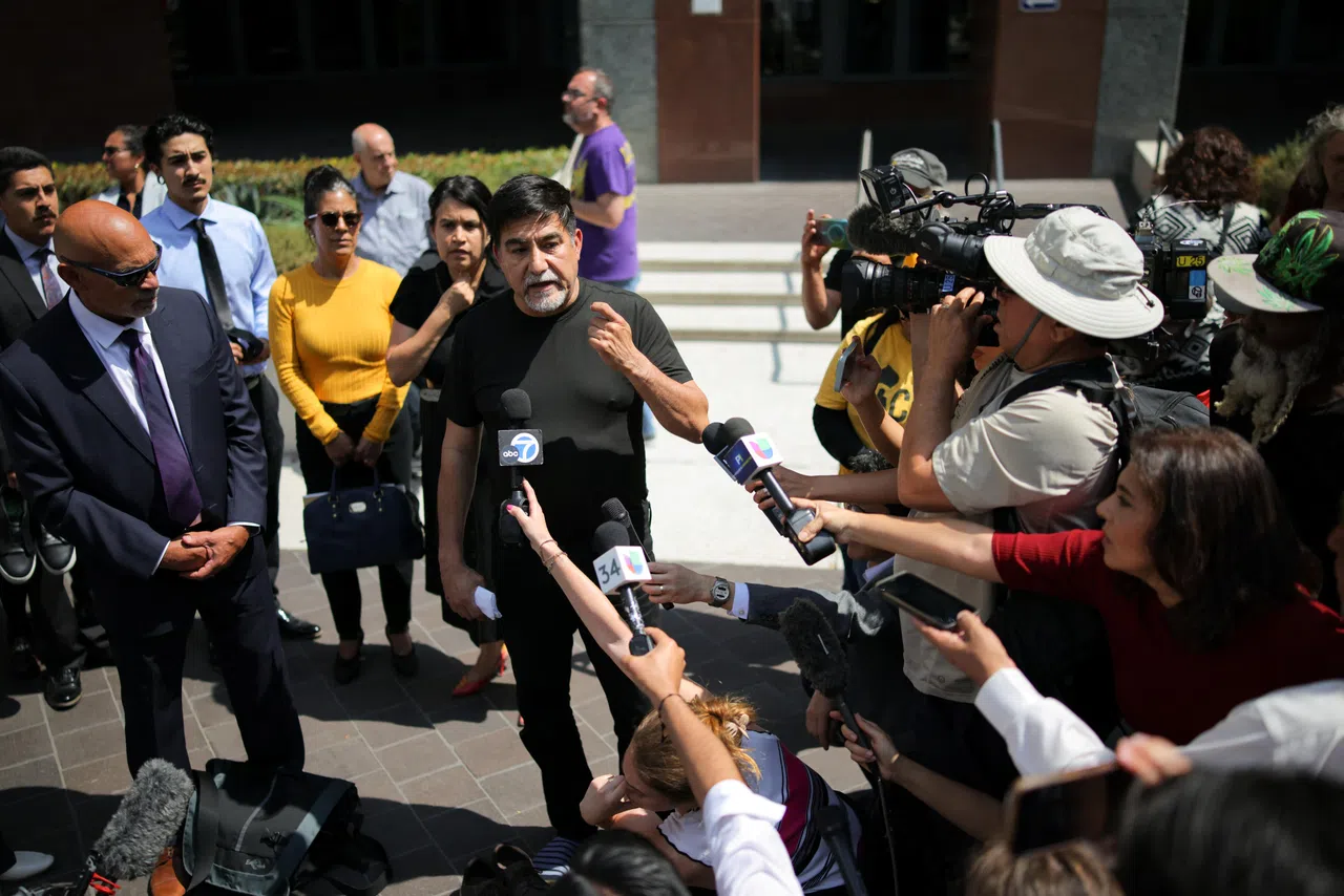 6月9日，美国服务行业雇员国际工会加州分部主席韦尔塔获保释后，在爱德华·罗伊巴尔联邦大楼（Edward R. Roybal Federal Building）外发表讲话。（路透社）