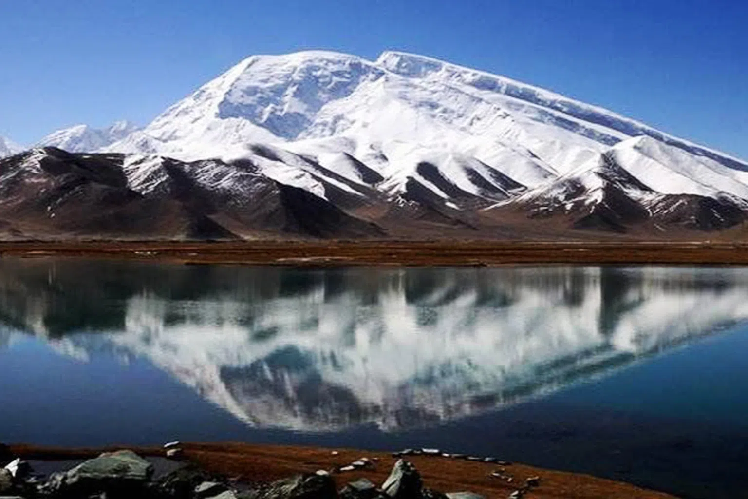 帕米尔高原被称为“世界的屋脊”，连绵不绝的山峰巍峨壮观。（图/商家提供）