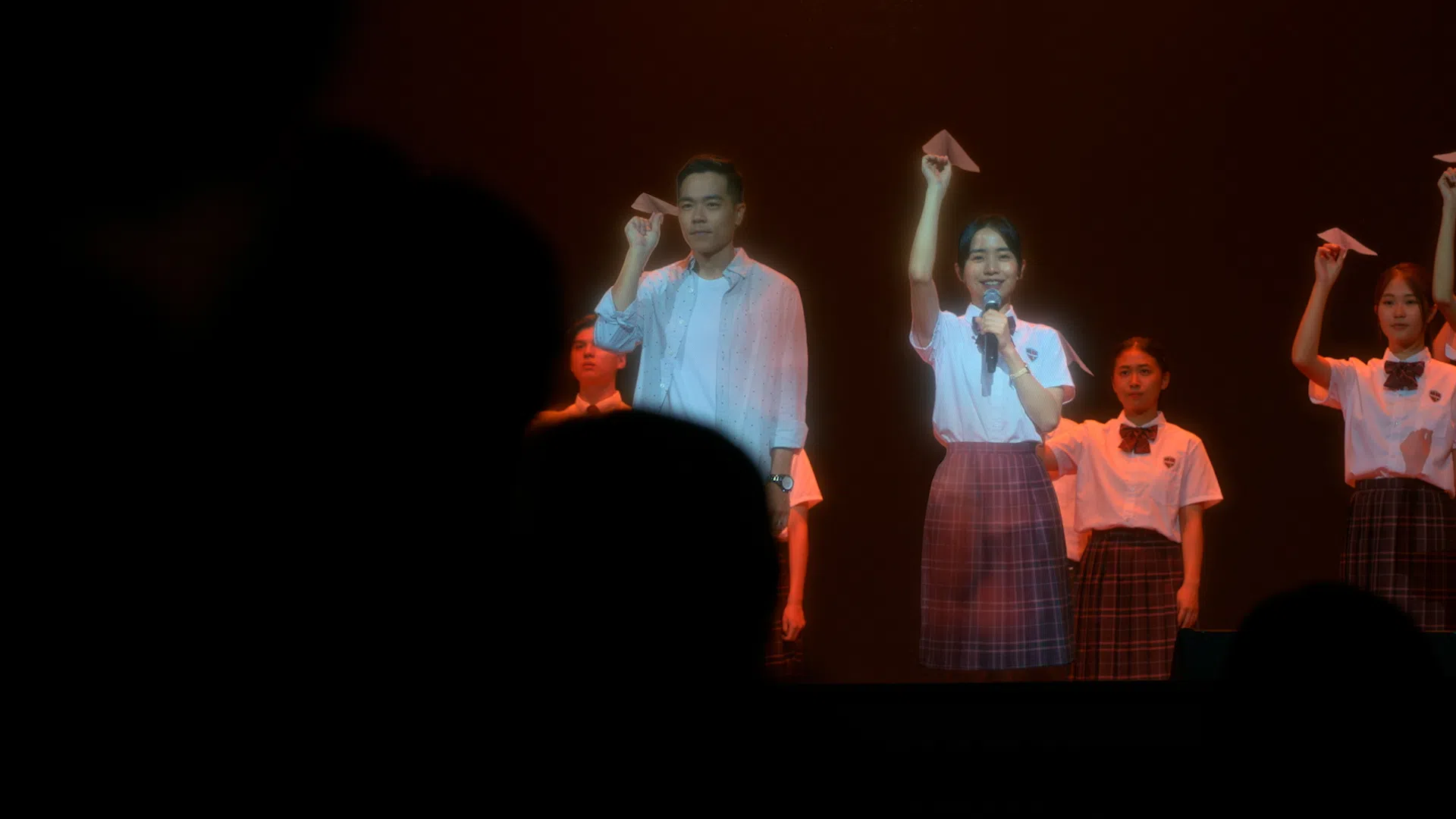 《爱不虚拟》首集故事刻画一场感人的毕业典礼。（新传媒提供）