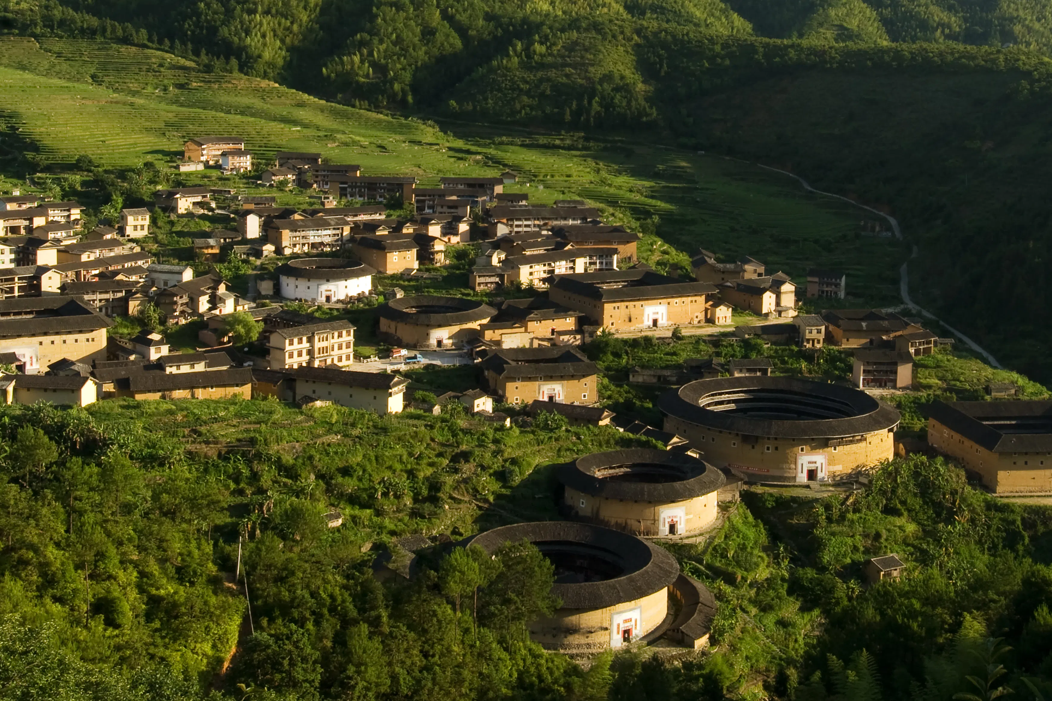夕阳下的土楼群。