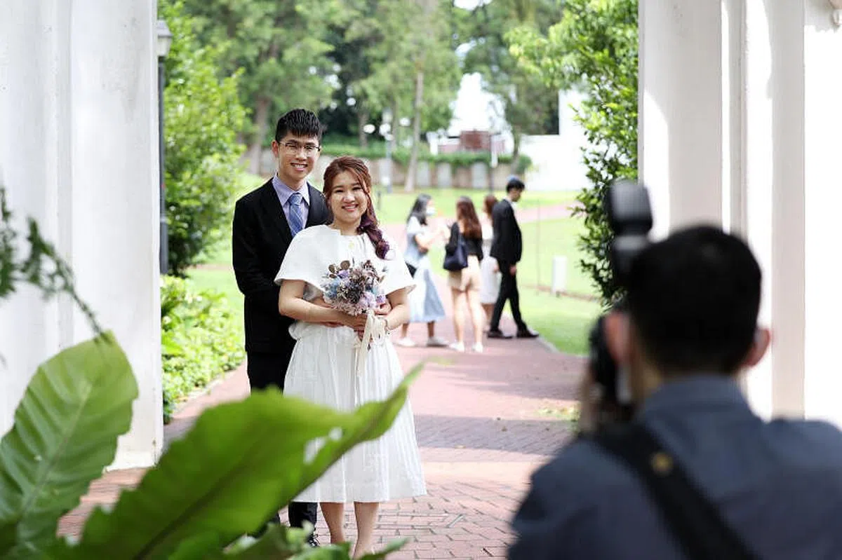 何丽红今早与认识八年的男友陈锐轩，在家人的见证下约定终生。（王彦燕摄）