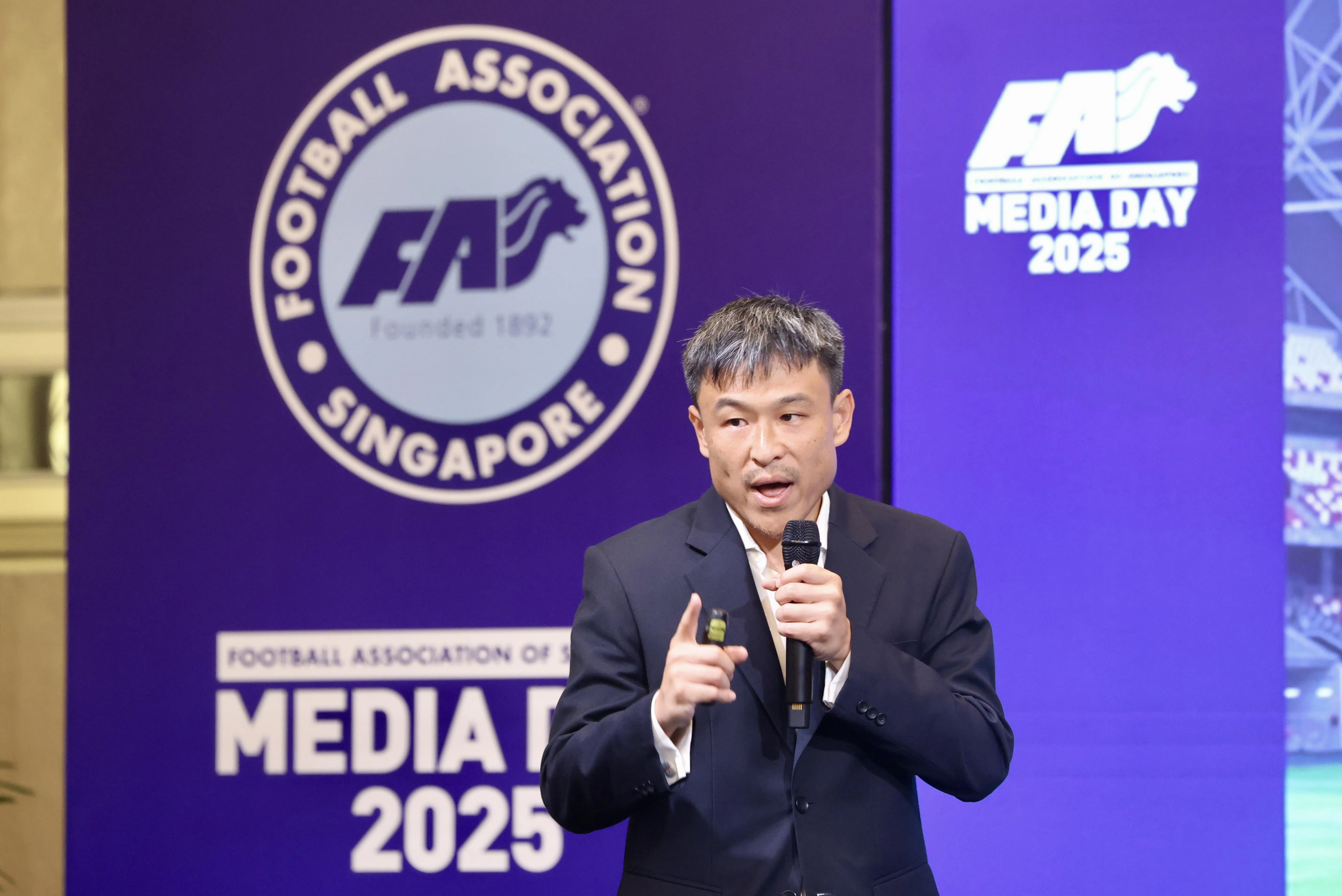 陈立宇希望通过为青少年提供全方面的专业护理，再加上国际比赛，保障新加坡足球的未来。（陈斌勤摄）