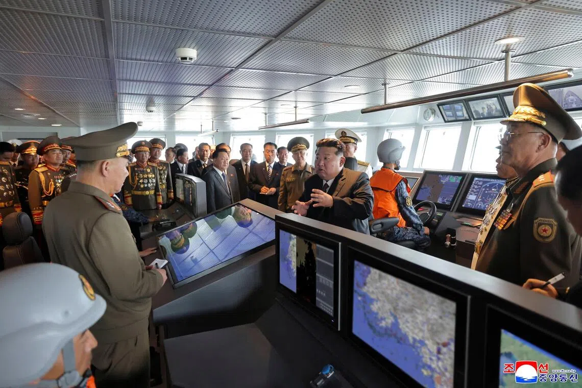 朝中社公开的舰内照片中，多次出现朝韩西海北方界线（NLL）附近的电子海图，并显示金正恩在部署图前听取汇报并下达指示。（法新社）