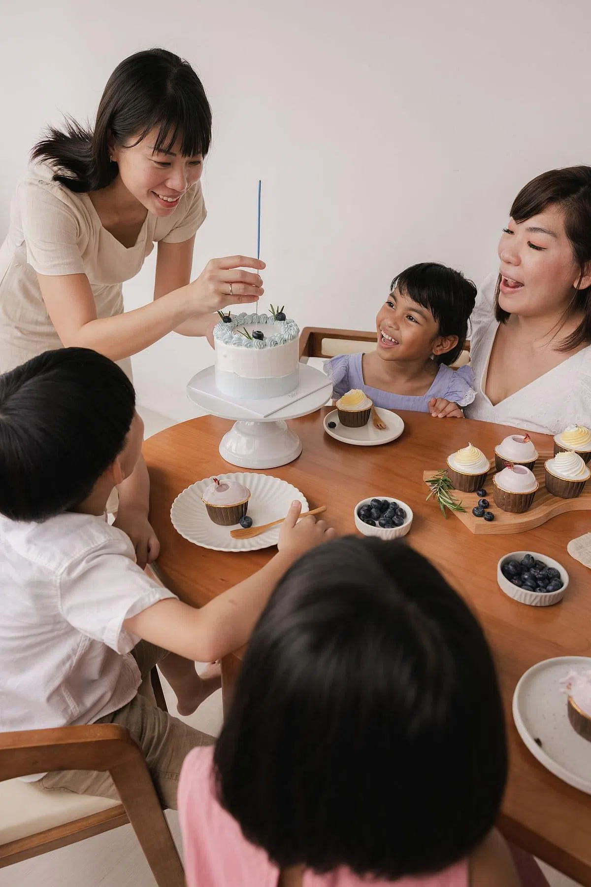 德喜蛋糕店今年母亲节上载到Instagram的照片。为蛋糕插上烟花蜡烛的是创办人蓝桂茹。（受访者提供）