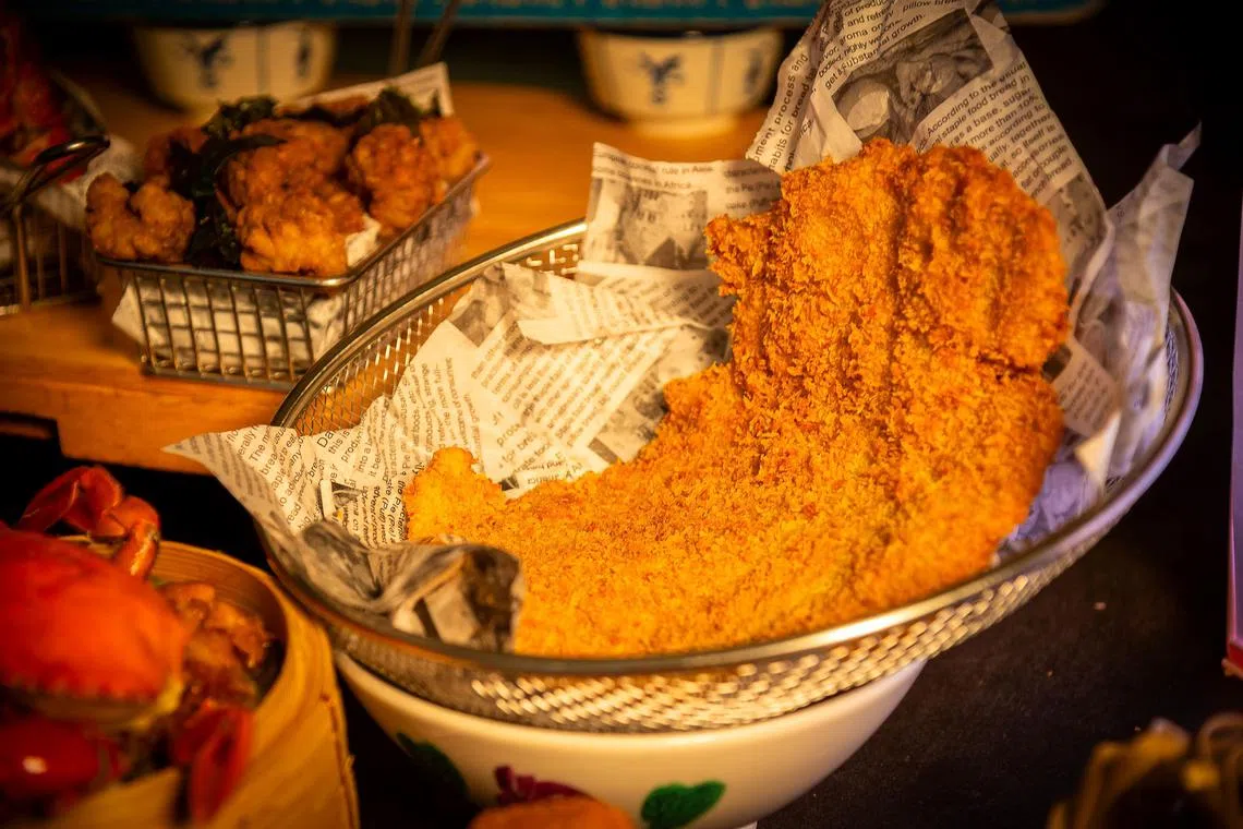 台湾风味自助餐，包括台式超大炸鸡排。（餐馆提供）