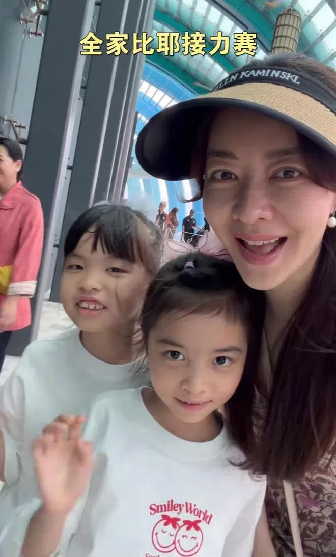 熊黛林（右一）和一对女儿一起入镜。（视频截图）