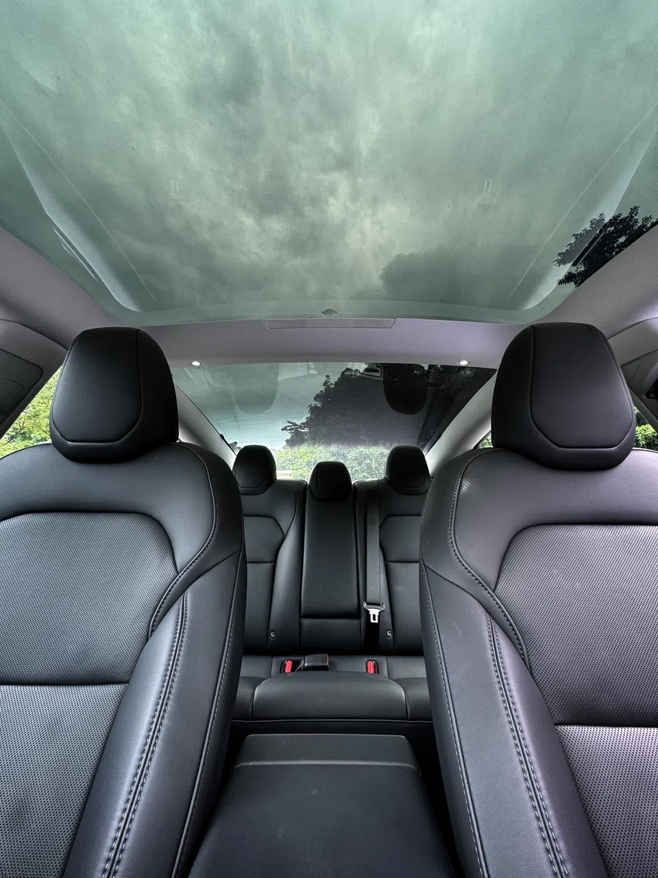 Model 3保留跨越前后座的全景玻璃天窗，没有遮阳帘，通透感好。（龙国雄摄）