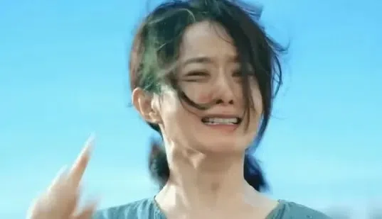 赵丽颖在《第二十条》中蓬头垢面，为了孩子拼尽全力表达自己的模样很催泪。（互联网）