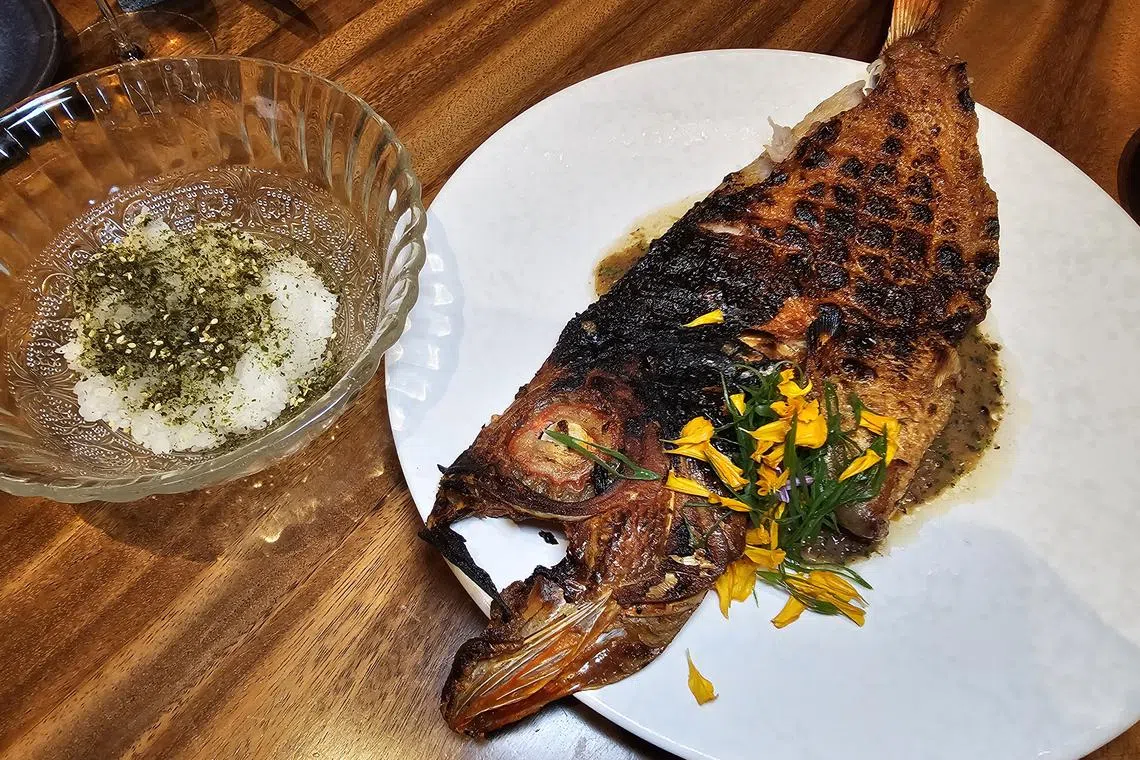 夏威夷人吃鱼时喜欢配饭，如Butcher’s Block餐馆的粤式豆豉酱烤金目鲷鱼，就是配寿司米饭和日本拌饭素享用。（黄亿敏摄）