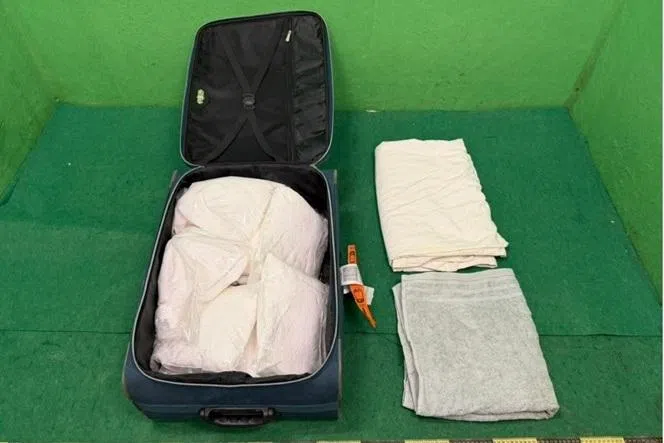 香港海关侦破两起行李藏毒案 检获1600万港元毒品