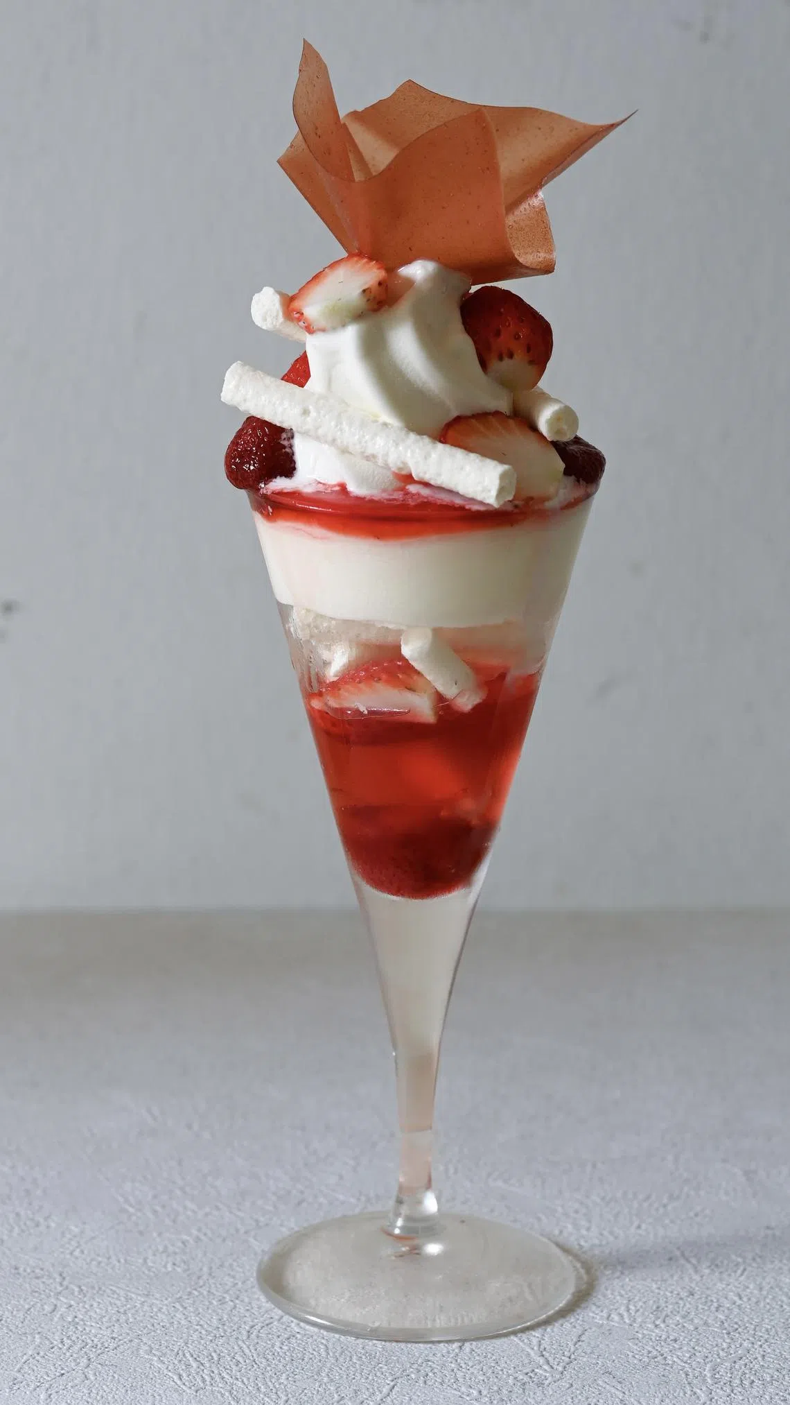 草莓夹心蛋糕（Vacherin）芭菲有新鲜草莓和芝士慕丝。（Pantler提供）