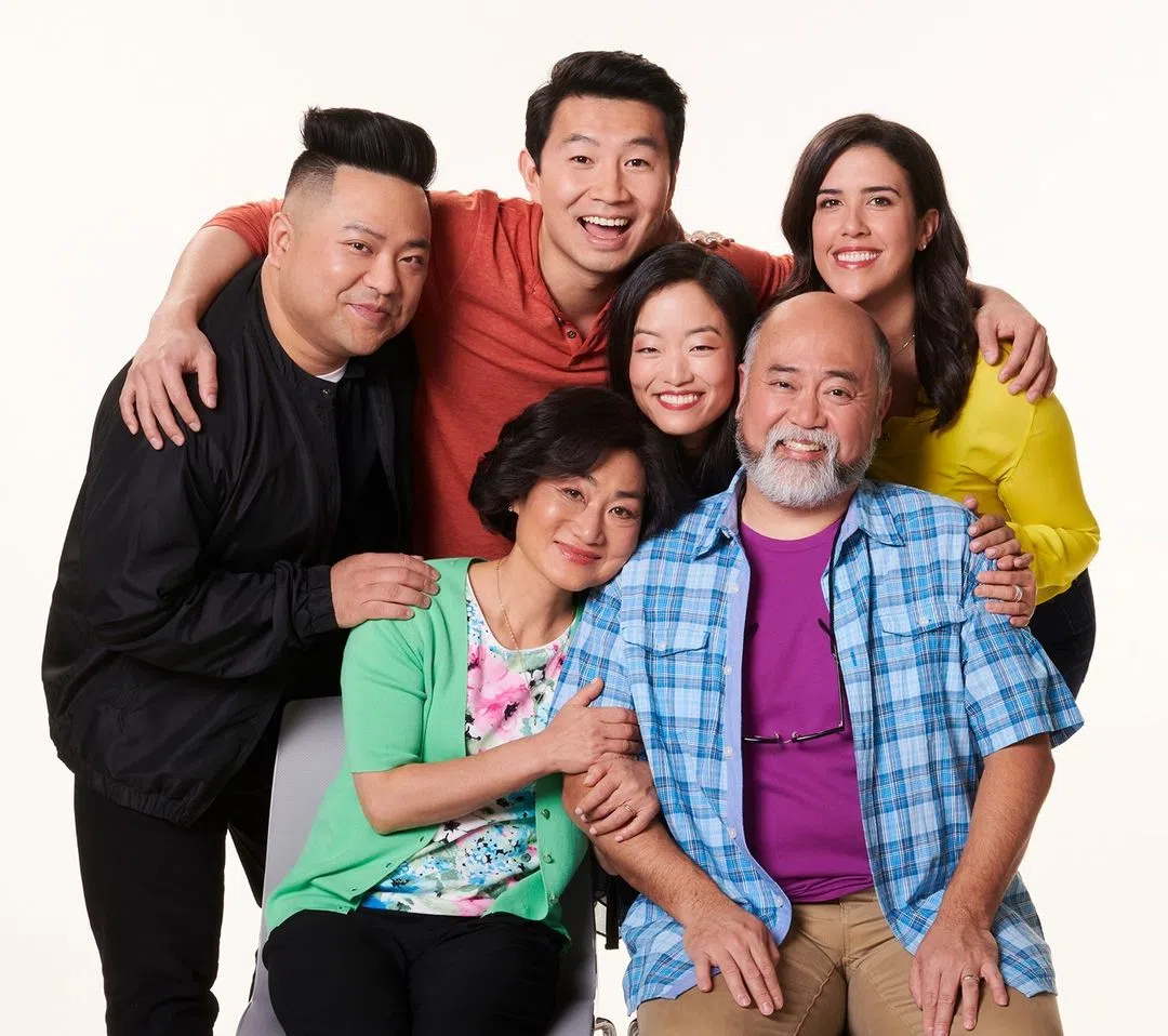 刘思慕（后排左二）参与五季的加拿大人气情境喜剧《金家便利商店》。（取自Kim’s Convenience IG）