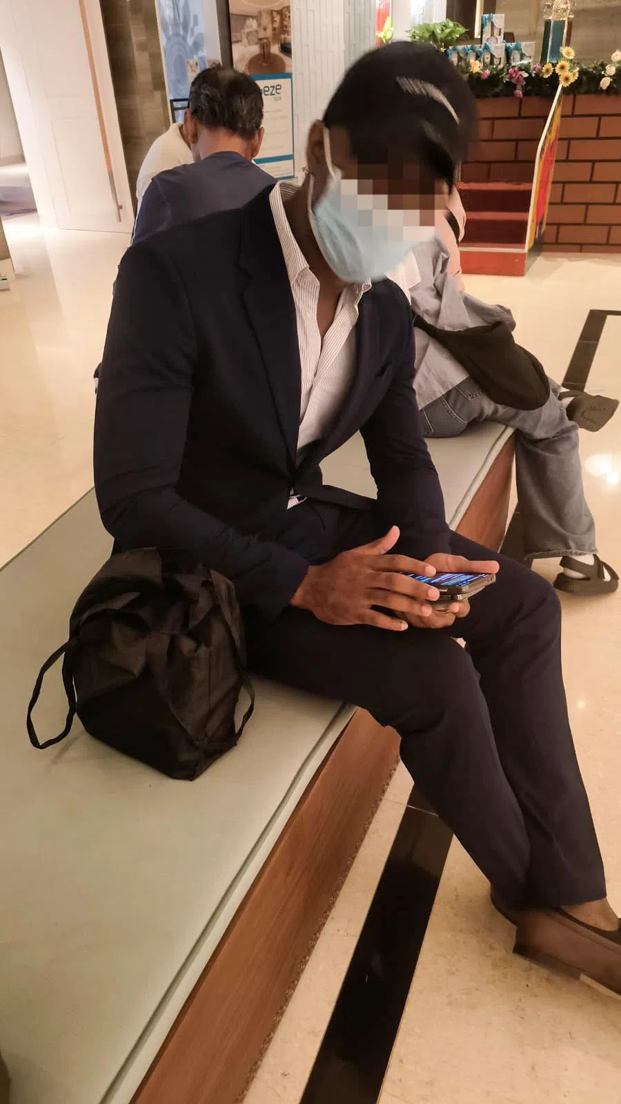 陈玛丽说，今年2月，她分四次把40多万新元现款带到新山关卡附近的酒店，交给图中这名印族男子，由他转交给据称人在怡保的骗子。陈玛丽拍下收款者的照片，以确认钱已交付。（受访者提供）