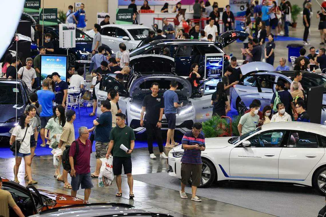 上周末的大型汽车展销会推动买气，相信是促使三大汽车组别拥车证成价攀升的原因之一。（吴先邦摄）