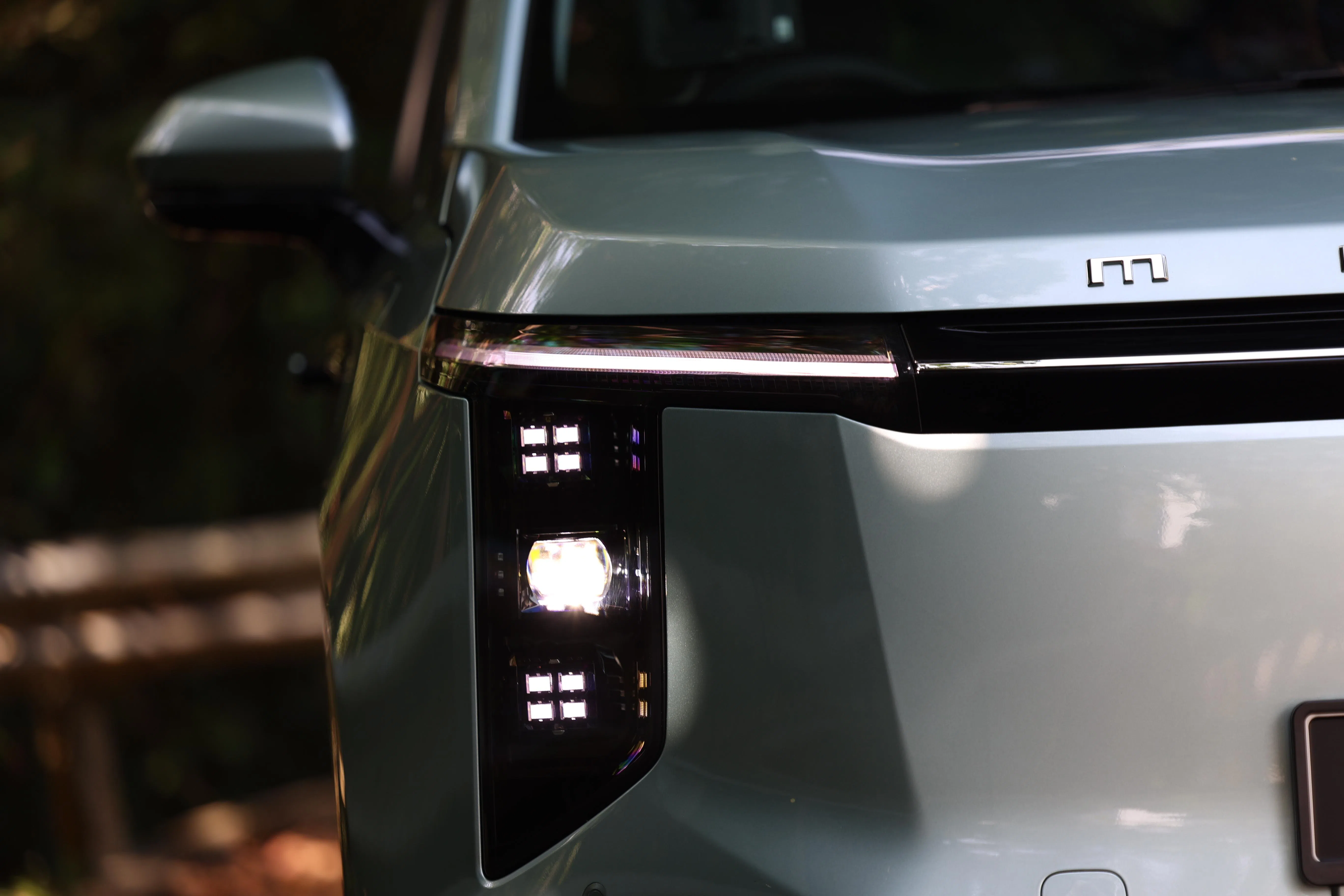 前脸两侧是直立式头灯，上方是日行灯，极具辨识度。（何家俊摄）