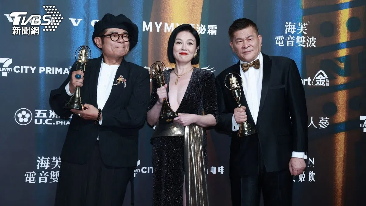 许效舜（左起）、苗可丽、澎恰恰凭《超级夜总会》抱走综艺节目主持人奖。（TVBS新闻网）