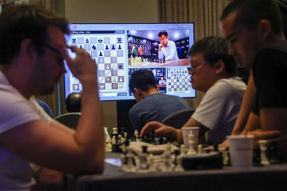 有众多国际象棋爱好者来到现场，边下棋边观看比赛。（陈斌勤摄）