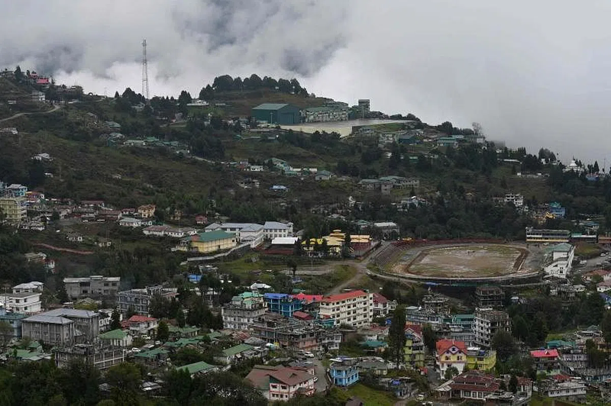 陆地国界法规定，非法越界人员行凶、拒捕或者实施其他暴力行为，危及他人人身和财产安全的，执法执勤人员可以依法使用警械和武器。图为靠近中印实控线的达旺市。（法新社）