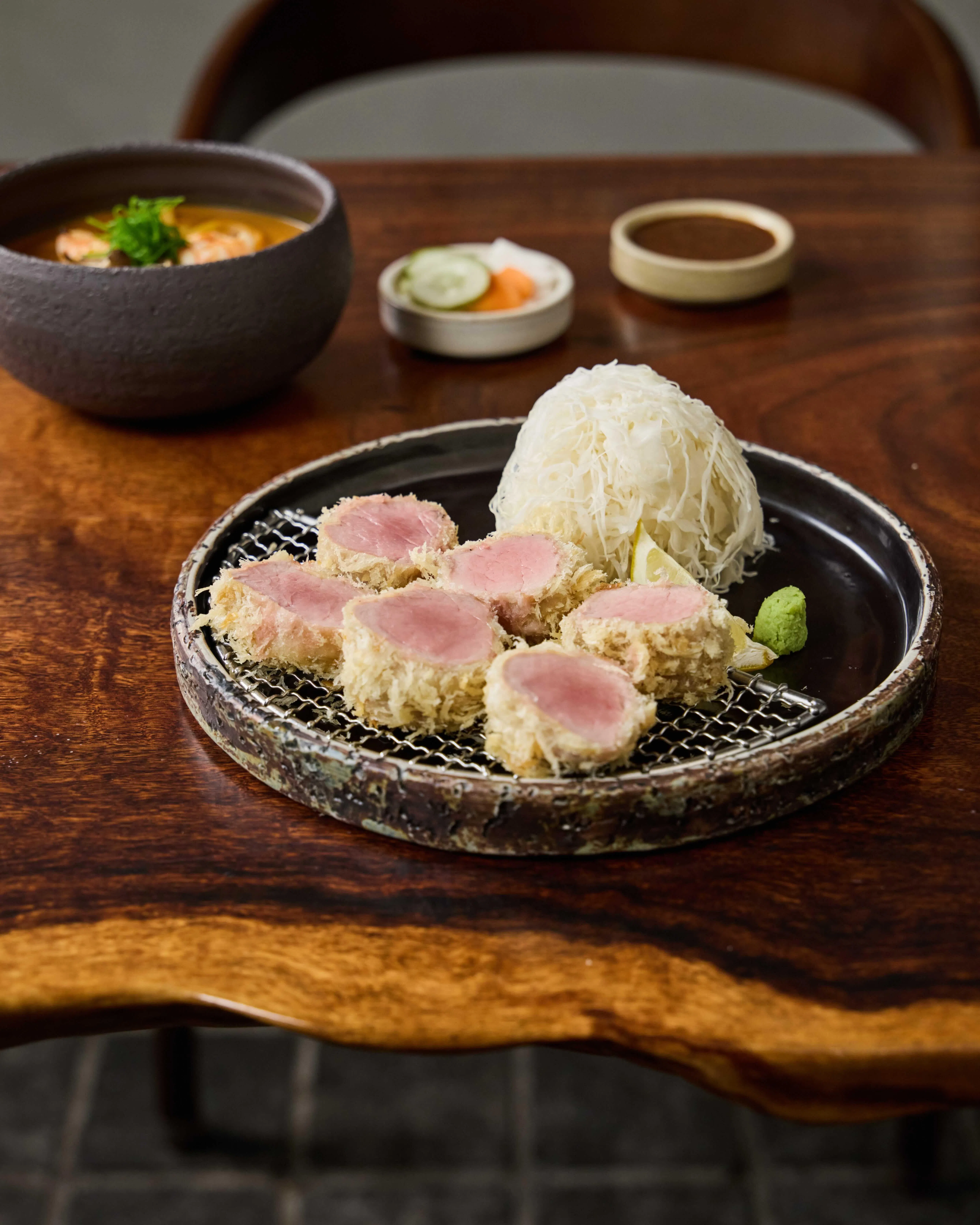 里脊炸猪排质地细致，肉香四溢。（餐馆提供）