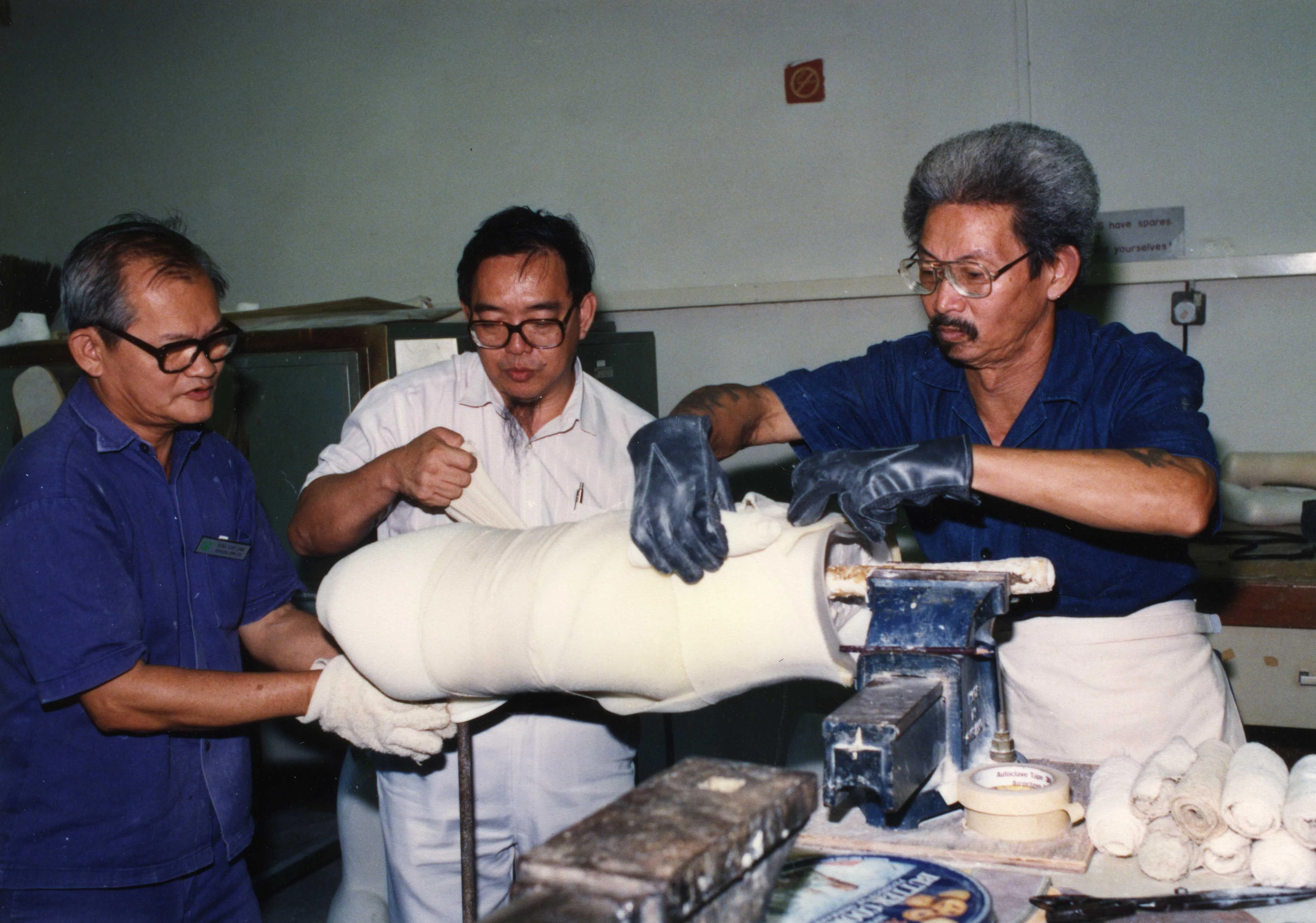 1981年，陈笃生医院的工作人员为病患制作假肢。（陈笃生医院提供）