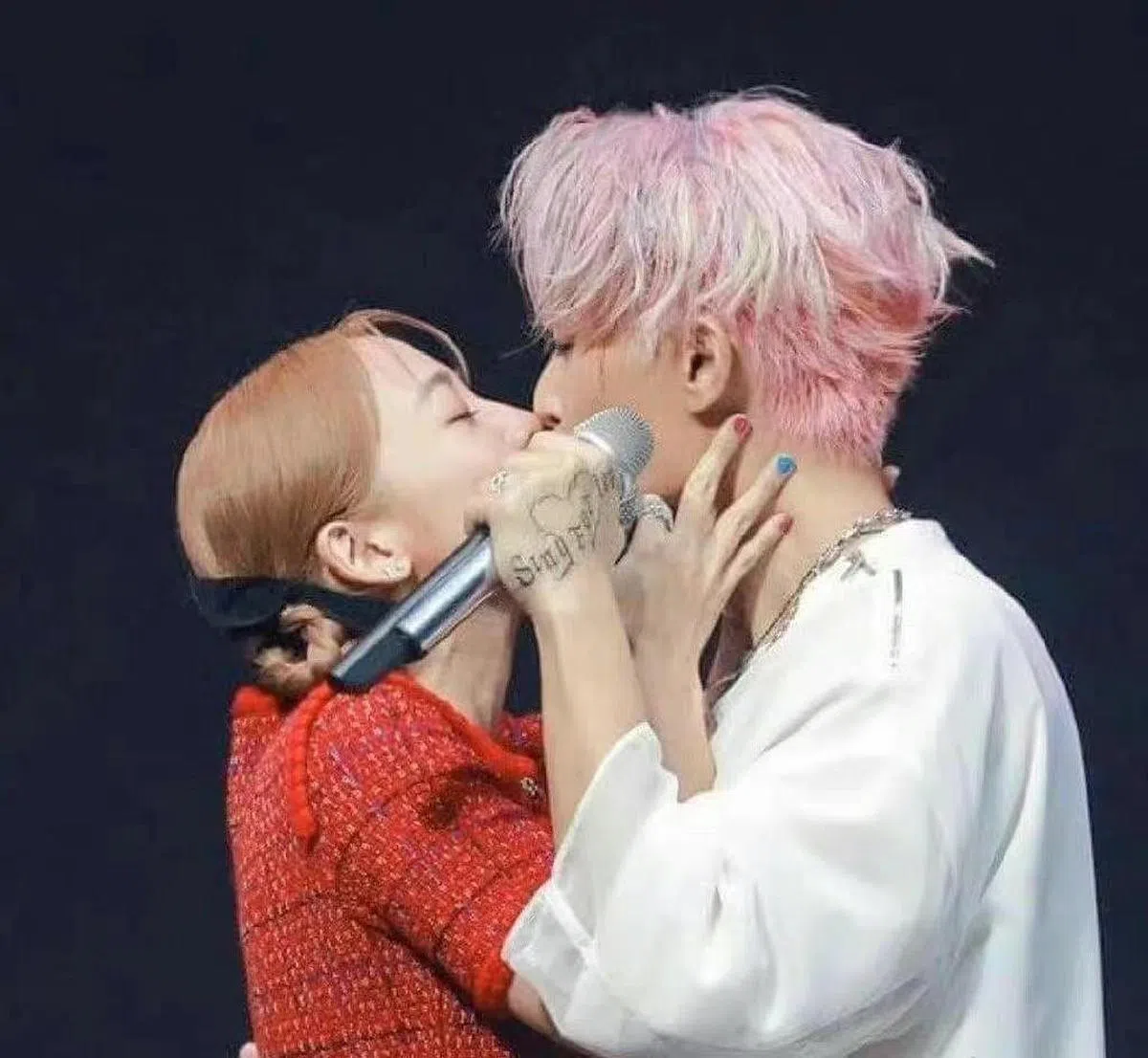 鬼鬼和炎亚纶在舞台上嘴对嘴亲吻。（互联网）