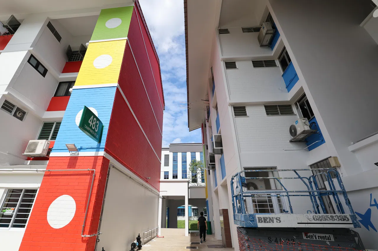 这两座组屋相距不远，其中一座的侧墙大面积刷成红色，如同一块反光板，在阳光强烈时会将红光折射进入邻座屋内。（邬福梁摄）