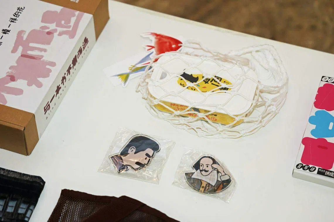 精心挑选的拍品，包括来自亚洲知名书店的文创产品，还有许多未公布的作品与藏品。（关俊威摄）