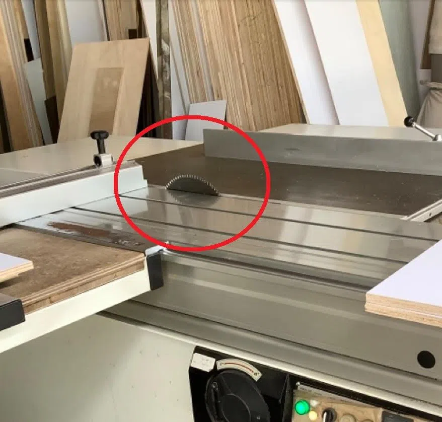 
所有可移动或转动的机械，例如图中的锯片都应该有挡板，以避免员工不慎触碰。（人力部提供）