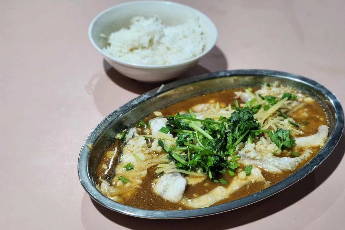 海石鲈鱼片一碟$8，分量多也新鲜。（陈爱薇摄）