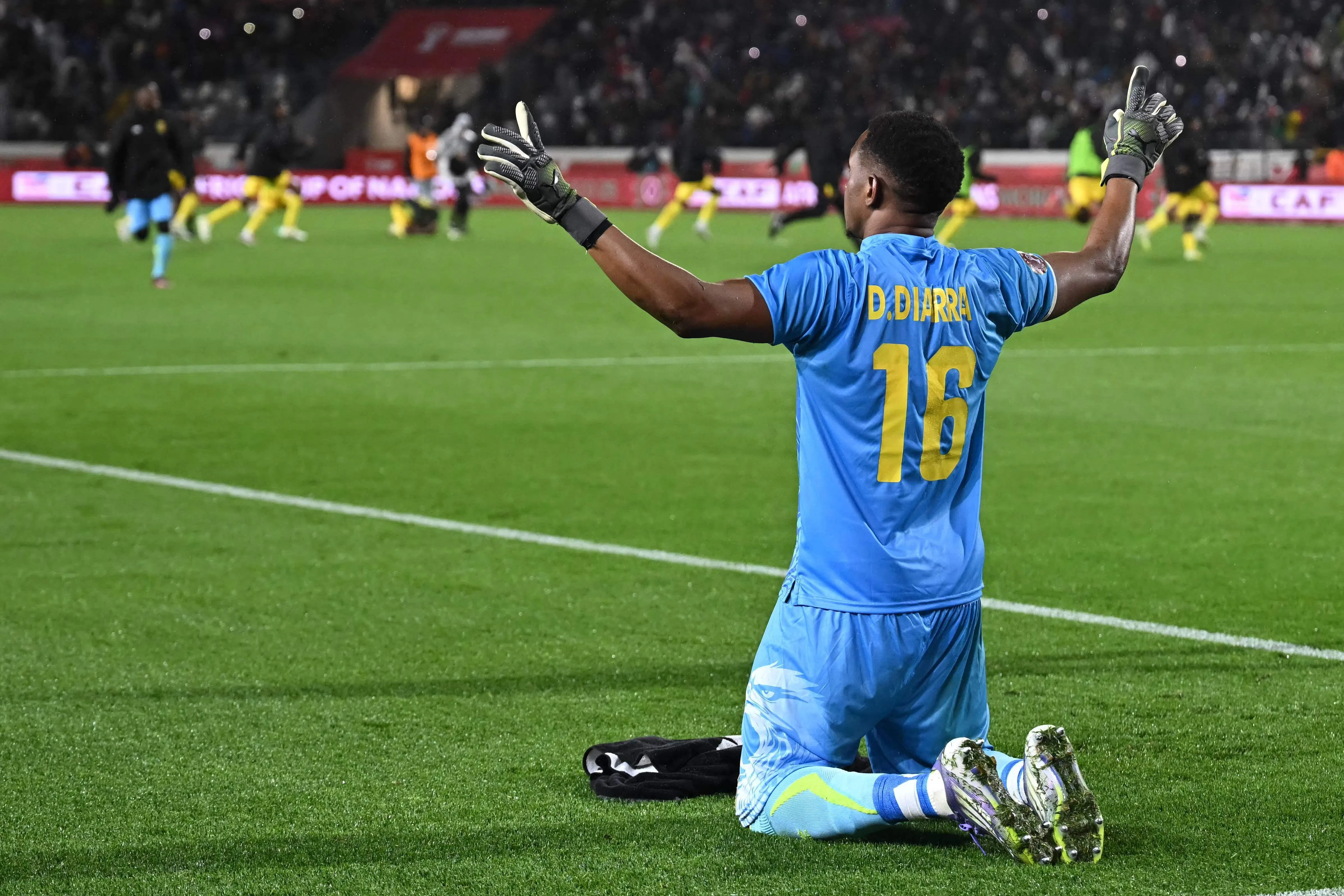 马里门将迪亚拉扑出两个点球，确保球队胜利后跪地庆祝。（法新社）