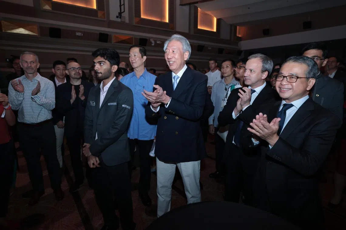 文化、社区及青年部长兼律政部第二部长唐振辉（前排右起）、国际象棋联合会主席德沃尔科维奇、国务资政兼国家安全统筹部长张志贤和印度棋手古克什出席开幕式。（梁麒麟摄）