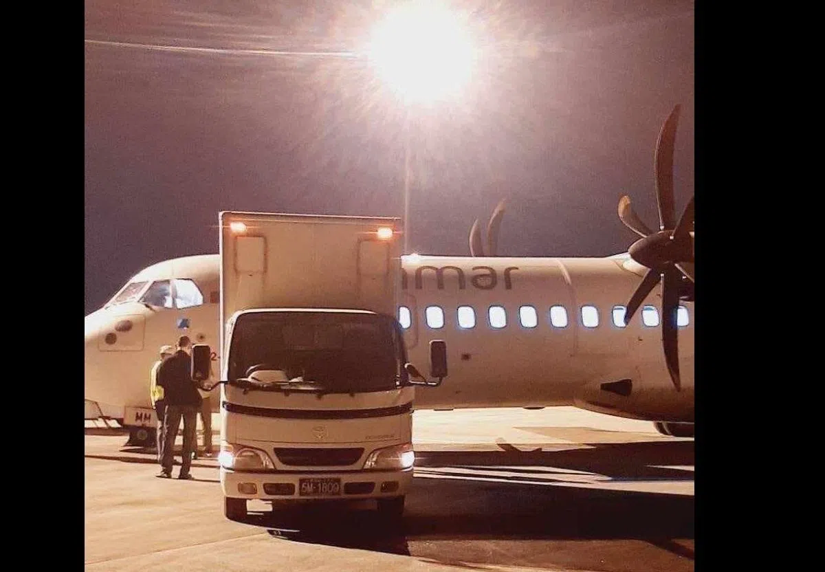 果敢资讯网在脸书发布的照片显示，缅甸一架飞机星期天（4月7日）晚出现在泰国湄索机场。（取自脸书）