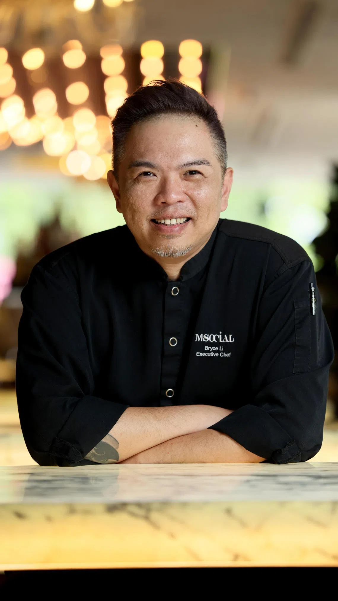 李明刚擅长西式料理，对亚洲风味菜肴也颇有心得。（龙国雄摄）