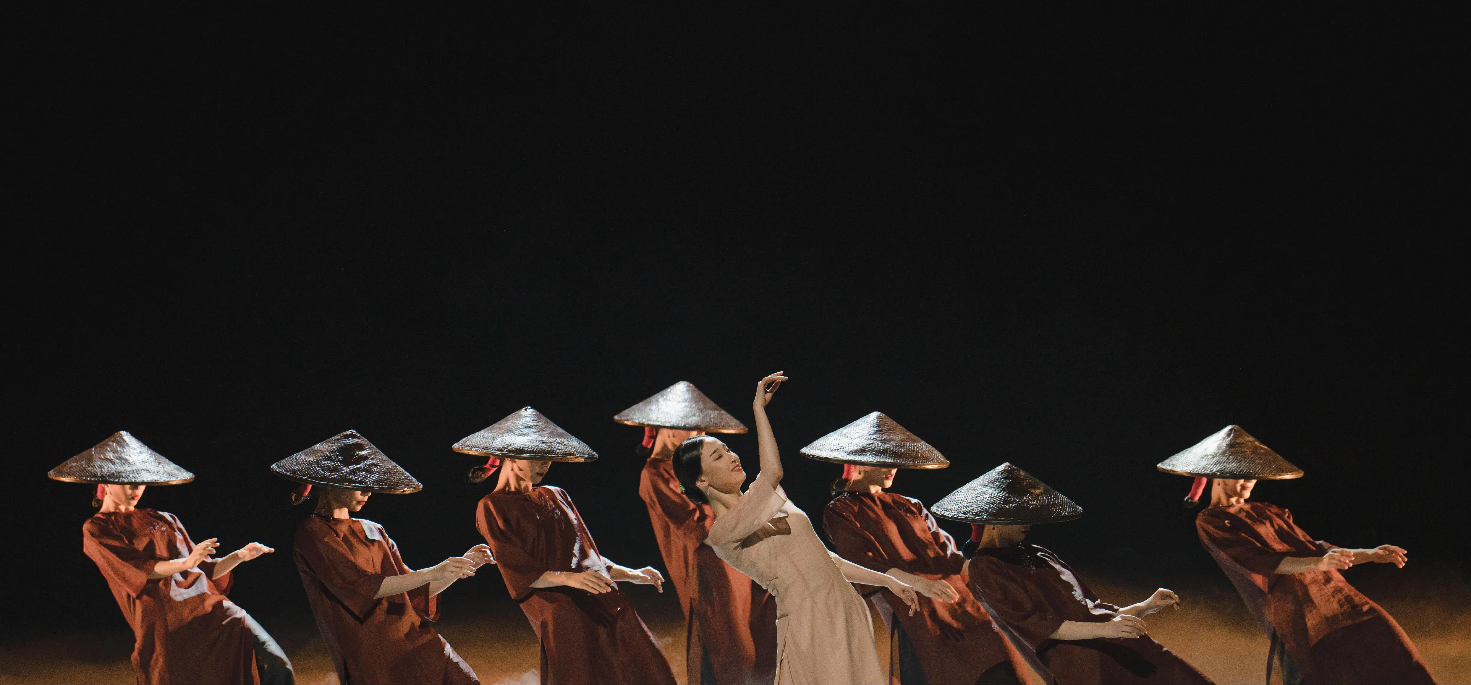 与咏春拳同列非遗的香云纱，被充分运用在《咏春》的舞台服装设计上。（出品单位提供）