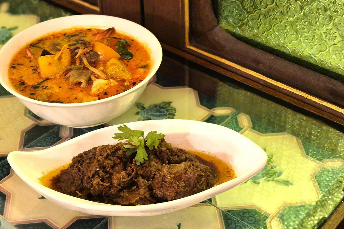 地道的Bumbu冬炎汤和仁当牛肉，是喜爱娘惹风味食客的必点菜。（陈爱薇摄）