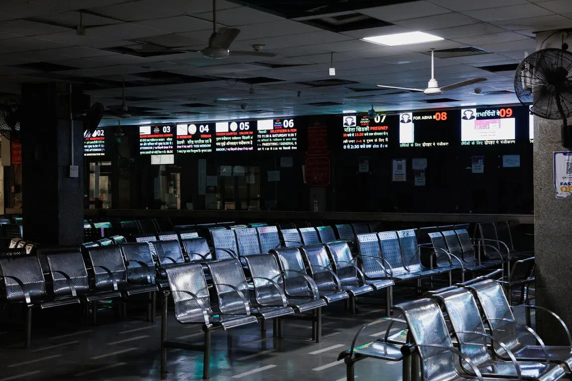 印度医护人员星期六举行全国大罢工当天，首都新德里一家医院的门诊候诊室完全熄灯停业。（路透社）