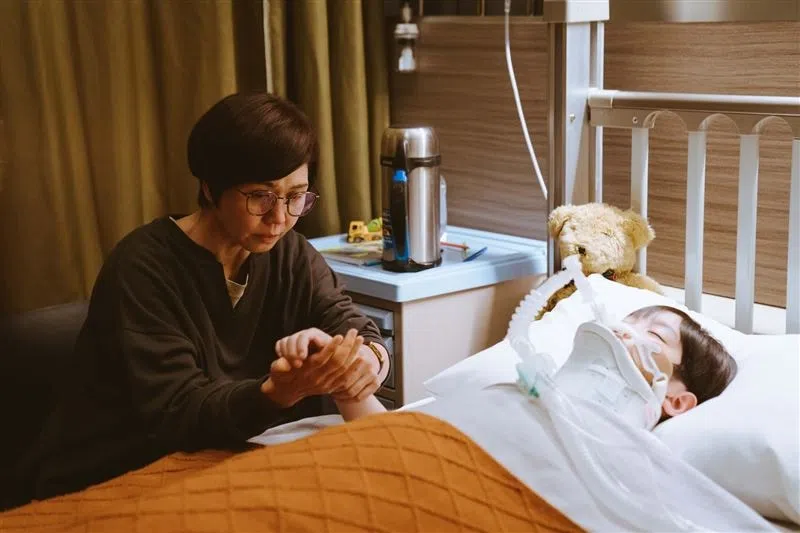 于子育（左）将不舍得放手让昏迷儿子离开的心情，诠释得细腻感人。（互联网）