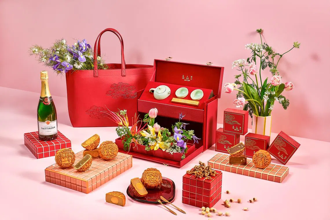 四喜烘皮月饼可配搭茶具茶叶或香槟，组成精美礼盒。（酒店提供）