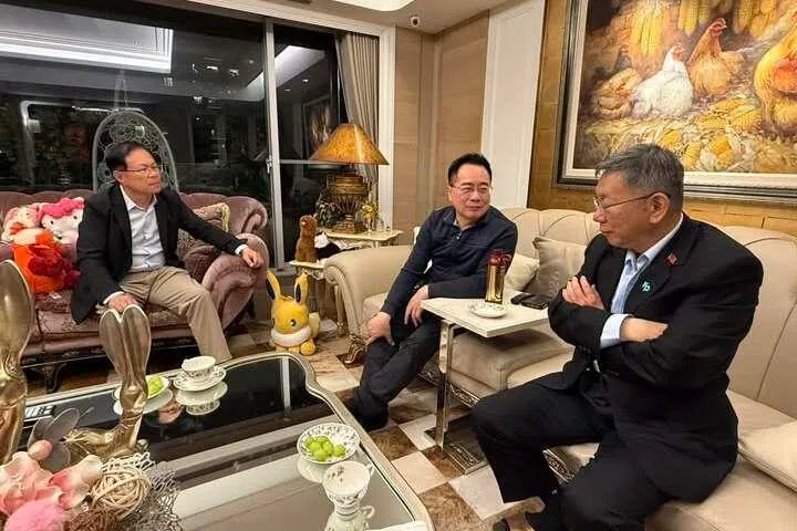 民众党前立委张启楷（左）陪同前主席柯文哲（右）星期四（3月26日）晚间探视国民党前立委蔡正元（中）。（民众党前立委张启楷脸书）