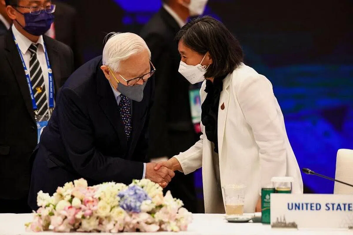 张忠谋（左）在APEC峰会上和美国贸易代表戴琪（右）握手。（法新社）