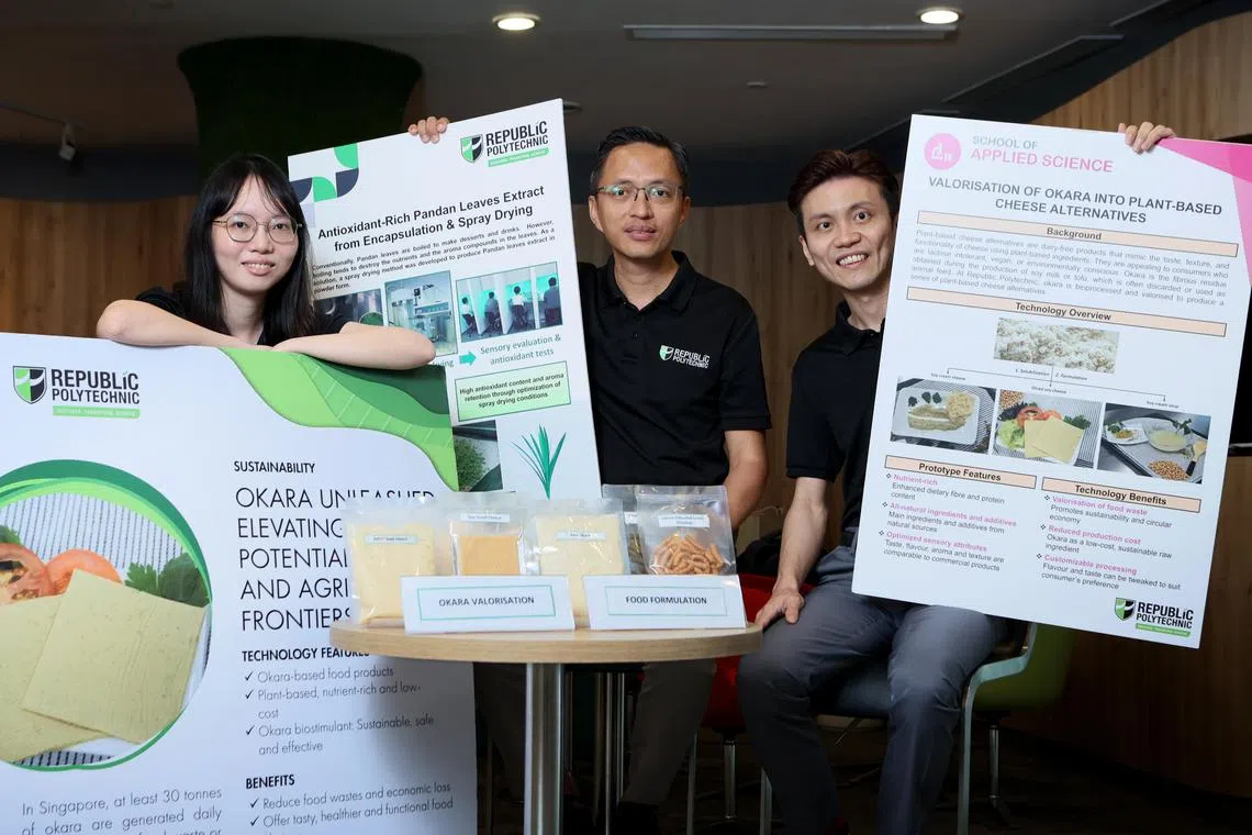 共和理工学院研究团队成员蔡玮婷（左起）、王强顺博士和郭家辉，利用生物科技溶解豆渣的不溶性纤维，制成其他食品。（龙国雄摄）