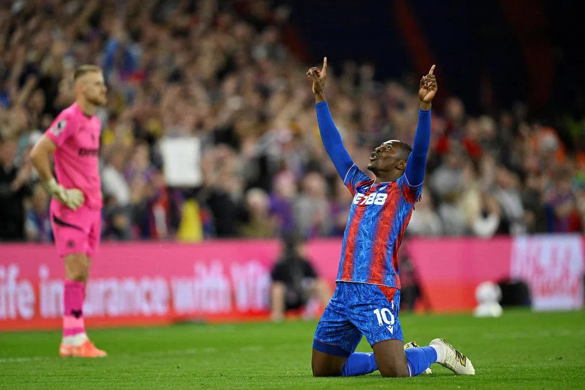 水晶宫前锋埃泽（右）在比赛末段的进球为球队锁定胜局。他在日前的足总杯决赛也攻入全场唯一进球，帮助球队爆冷战胜曼市，夺得建队164年以来首座大赛奖杯。（路透社）